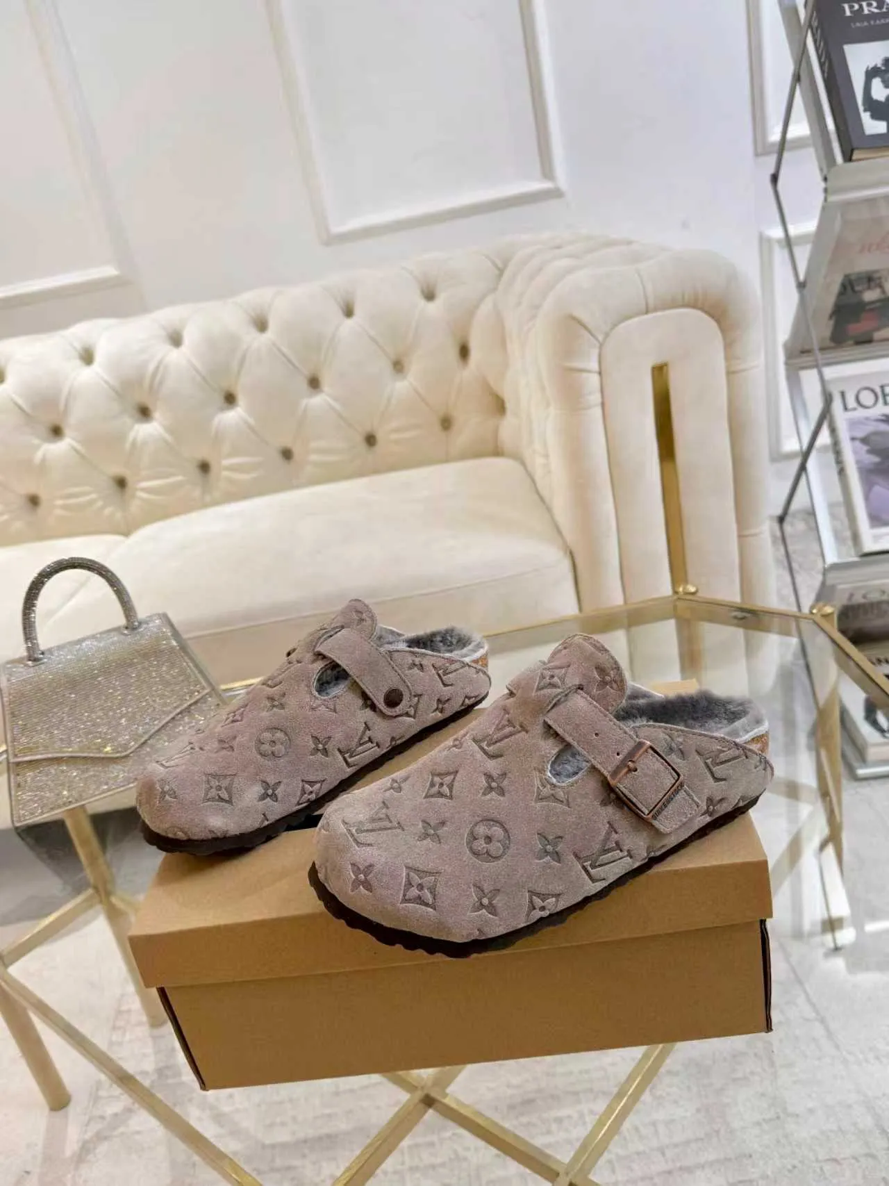 p600 ✨ LV wool slippers for couples｜Even the toes exude a sense of luxury ✨ We have achieved the ultimate restoration of the "high version" of this pair of LV classic Birkenstock slippers, with the mark of luxury in every detail. 👫 ▫️ Original jacquard with delicate cowhide leather, retro texture is at your fingertips; ▫️ 100% pure wool lining, wearing barefoot is like stepping on clouds, skin-friendly, breathable and not sweaty; ▫️ Three-dimensional toe cap + non-slip rubber sole, safe and secure when walking in the wind.  The belt buckle and presbyopia elements are embellished, revealing the aura of a big-name brand in a low-key manner. Whether it is on a date or out on the street, every step is like walking in the middle of a show.  Pair it with jeans for a lazy and casual look; with a coat and skirt, it will look elegant. With one pair of shoes, you can easily switch between multiple styles, and you never have to be deliberate about the sense of luxury.  #LVcouples #high-endwear #lightluxurylife #quality recommendation Fabric: classic presbyopia/imported sheepskin/classic jacquard fabric Lining: imported wool lining Sole: original rubber sole Size: Female 35-41 Male 38-46
